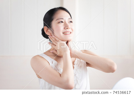 女人撫摸她的脖子(微笑) 女人撫摸她的脖子(微笑) 74536617