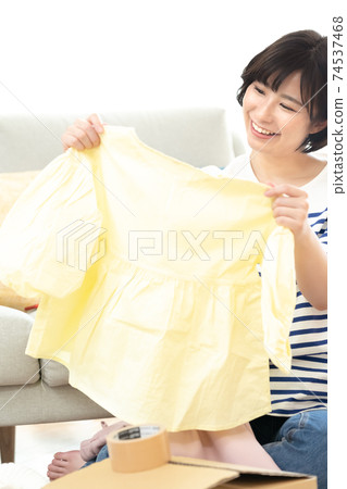 A woman who organizes unnecessary items A woman who organizes unnecessary items 74537468