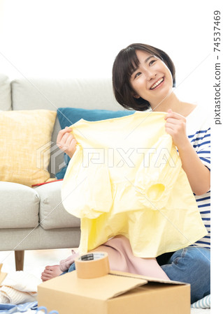 A woman who organizes unnecessary items 74537469