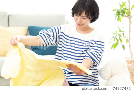 A woman who organizes unnecessary items 74537473