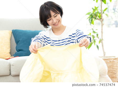 一個組織不必要物品的女人 74537474