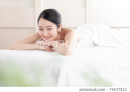 Woman who came to the beauty salon Woman who came to the beauty salon 74537812