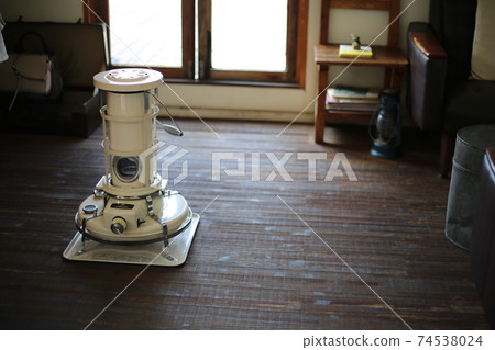 在古色古香的木製房間裡的白色老式油爐 74538024