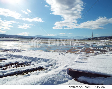 Scenery of snowy country 74538206