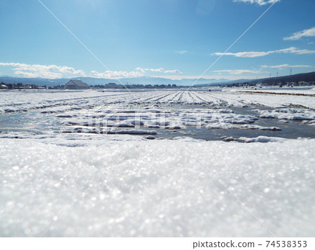 Scenery of snowy country 74538353