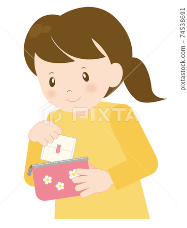 女孩從袋子裡拿出衛生巾 74538691