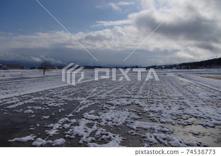 Scenery of snowy country 74538773