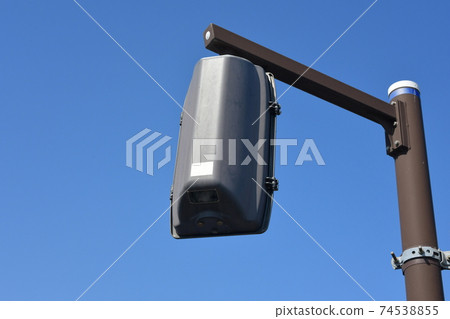 在行人交通信號燈後面 74538855