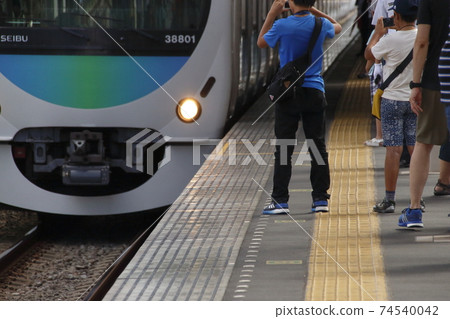 Railfan ignoring the yellow line 74540042