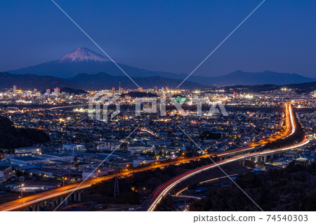 （靜岡縣）東名高速公路，靜岡市城市景觀和富士山夜景 74540303