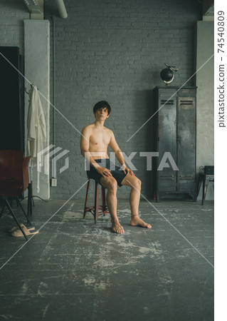 男性身體 74540809