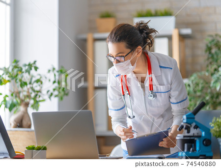 Doctor is working 74540880