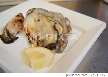 Local way to eat oysters in Hiroshima 74541467
