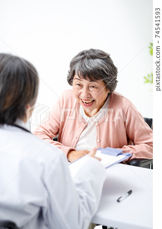 聽醫生的女高管 聽醫生的女高管 74541593