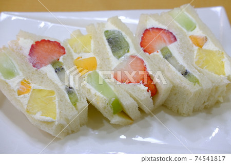 Fruit sandwich  74541817