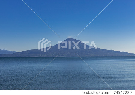 從鹿兒島縣淺谷海濱愛樂市眺望櫻島的風景 74542229
