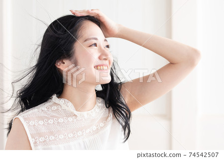 Woman with fluttering hair 74542507