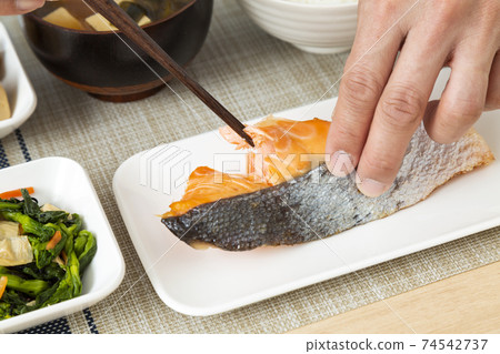 男性烤魚三文魚吃日本料理 照片素材 圖片 圖庫