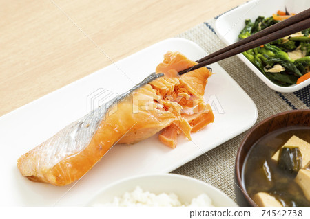 男性烤魚三文魚吃日本料理 照片素材 圖片 圖庫