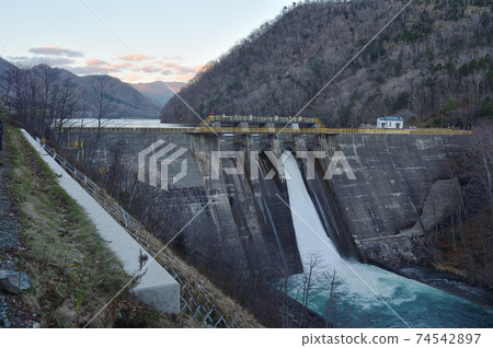 霍羅曼河3號電站大壩(北海道,薩馬尼鎮,霍羅曼大壩) 霍羅曼河3號電站大壩(北海道,薩馬尼鎮,霍羅曼大壩) 74542897
