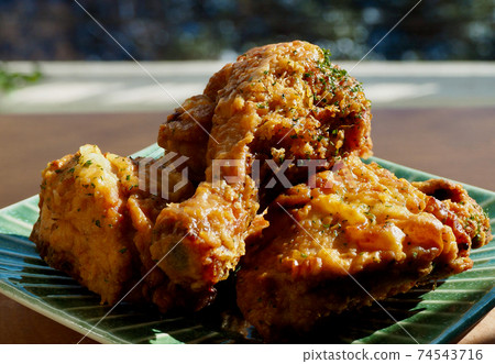 Fried chicken in a ceramic bowl Fried chicken in a ceramic bowl 74543716