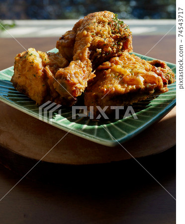 Fried chicken in a ceramic bowl 74543717