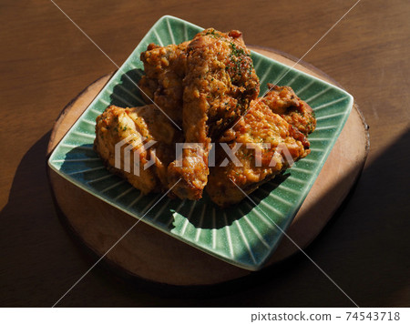Fried chicken in a ceramic bowl 74543718