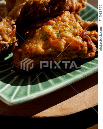 Fried chicken in a ceramic bowl 74543721