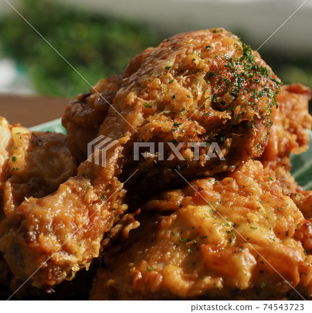Fried chicken in a ceramic bowl Fried chicken in a ceramic bowl 74543723