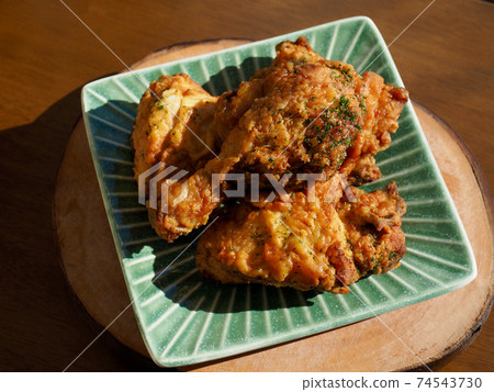 Fried chicken in a ceramic bowl Fried chicken in a ceramic bowl 74543730