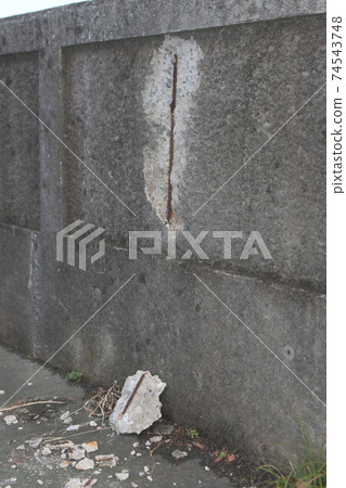 Corrosion rupture of concrete rebar Corrosion rupture of concrete rebar 74543748