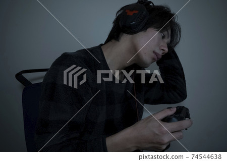 Men playing games 74544638