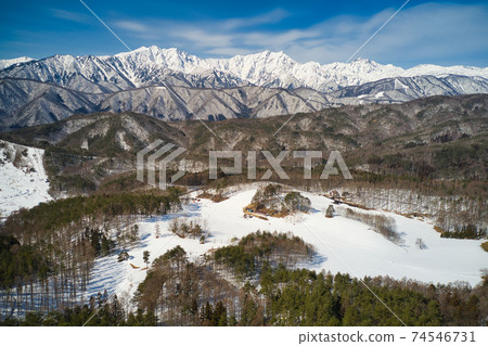 從長野縣大町市中山高原看到雄偉的鹿岳，鹿角屋立岳，五棱岳（無人機鳥瞰） 74546731