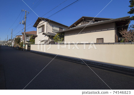 房子陽光明媚的住宅區風光我的家 房子陽光明媚的住宅區風光我的家 74546823