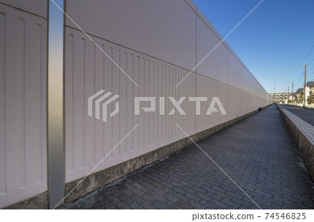 府中監獄籬笆白牆陽光明媚 74546825