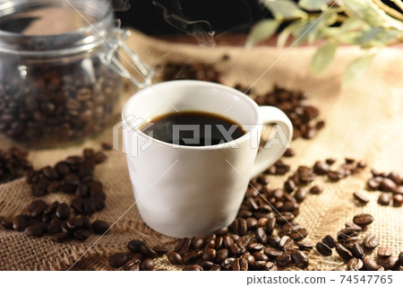 Table coffee and beans 74547765