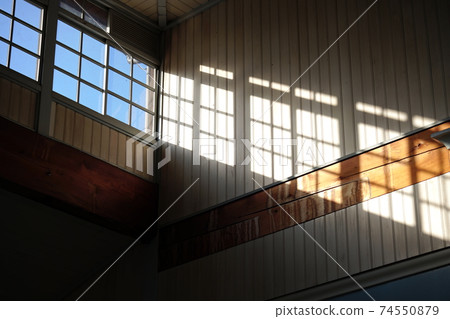 陽光透過窗戶照進來 陽光透過窗戶照進來 74550879