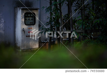 在陰涼處支持建築物電力的配電盤 74550880