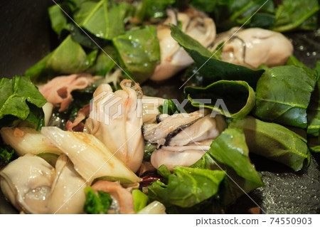 牡蠣和菠菜peperoncino意大利面自製菜餚 74550903