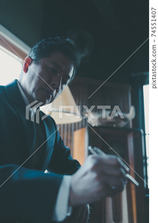 Businessman to sign 74551407