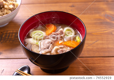 豬肉和蔬菜味噌湯 豬肉和蔬菜味噌湯 74552919