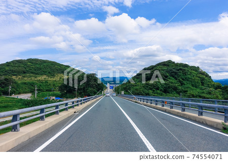Cross the Tsunoshima Bridge (Tsunoshima) 74554071