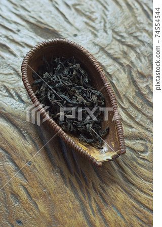 Fermented and dried tea leaves 74554544