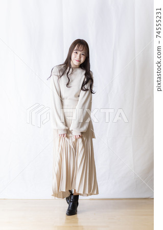 逗人喜愛的女學生/年輕辦公室夫人擺在有白色背景 74555231