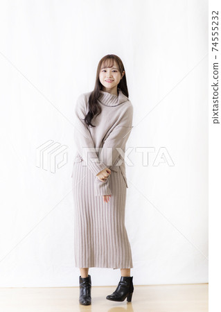 逗人喜愛的女學生/年輕辦公室夫人擺在有白色背景 74555232