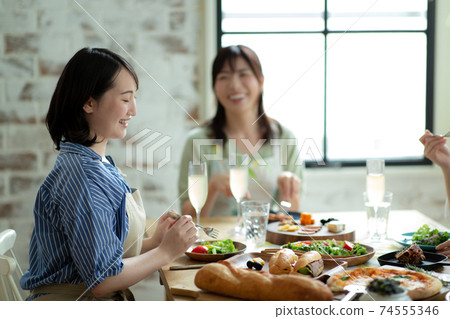 享受家庭聚會的婦女 享受家庭聚會的婦女 74555346