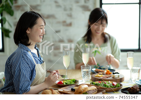 享受家庭聚會的婦女 享受家庭聚會的婦女 74555347