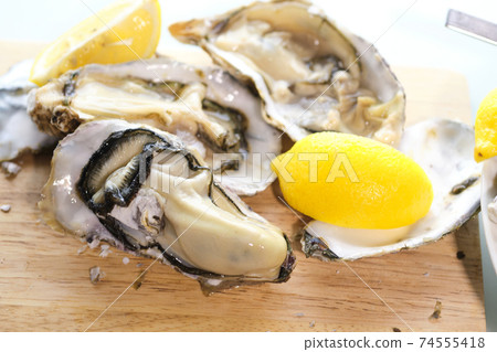 Raw oyster shelled oysters 74555418