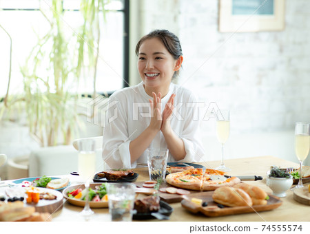 享受家庭聚會的婦女 享受家庭聚會的婦女 74555574