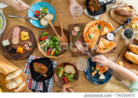 Hands to separate dishes 74556473